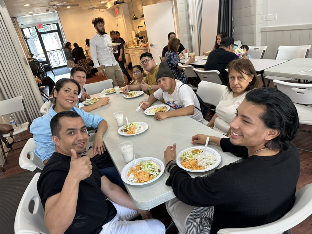 Compartiendo una comida en la iglesia