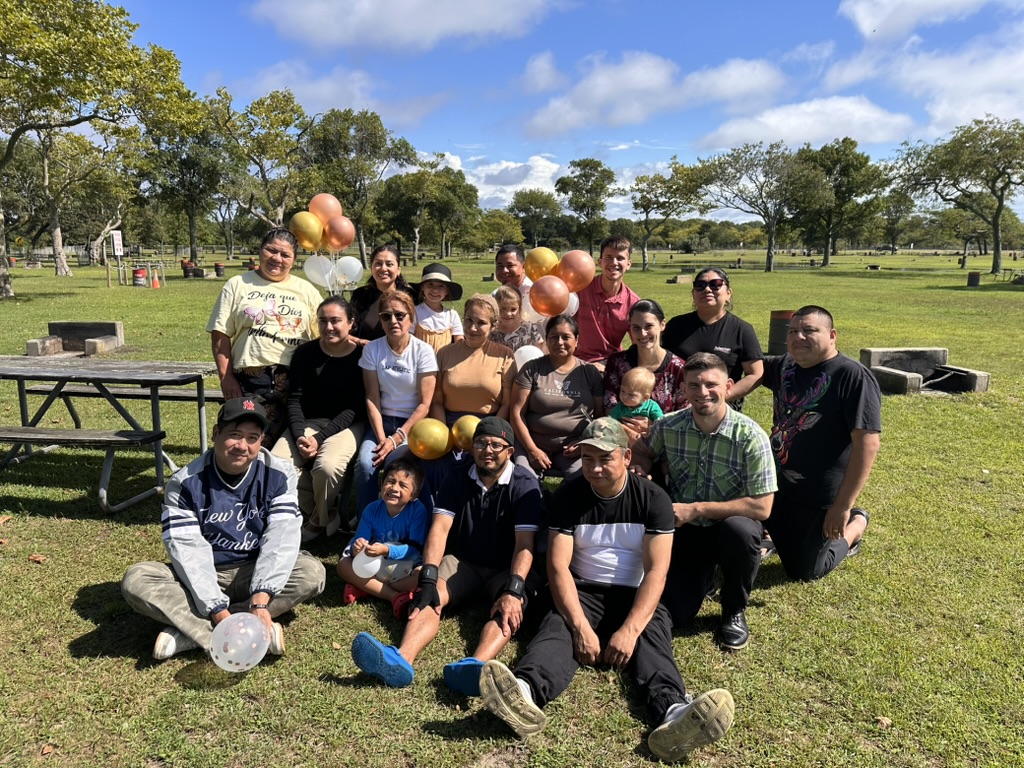 Nuestra familia de Iglesia Vida en Cristo reunida en el parque
