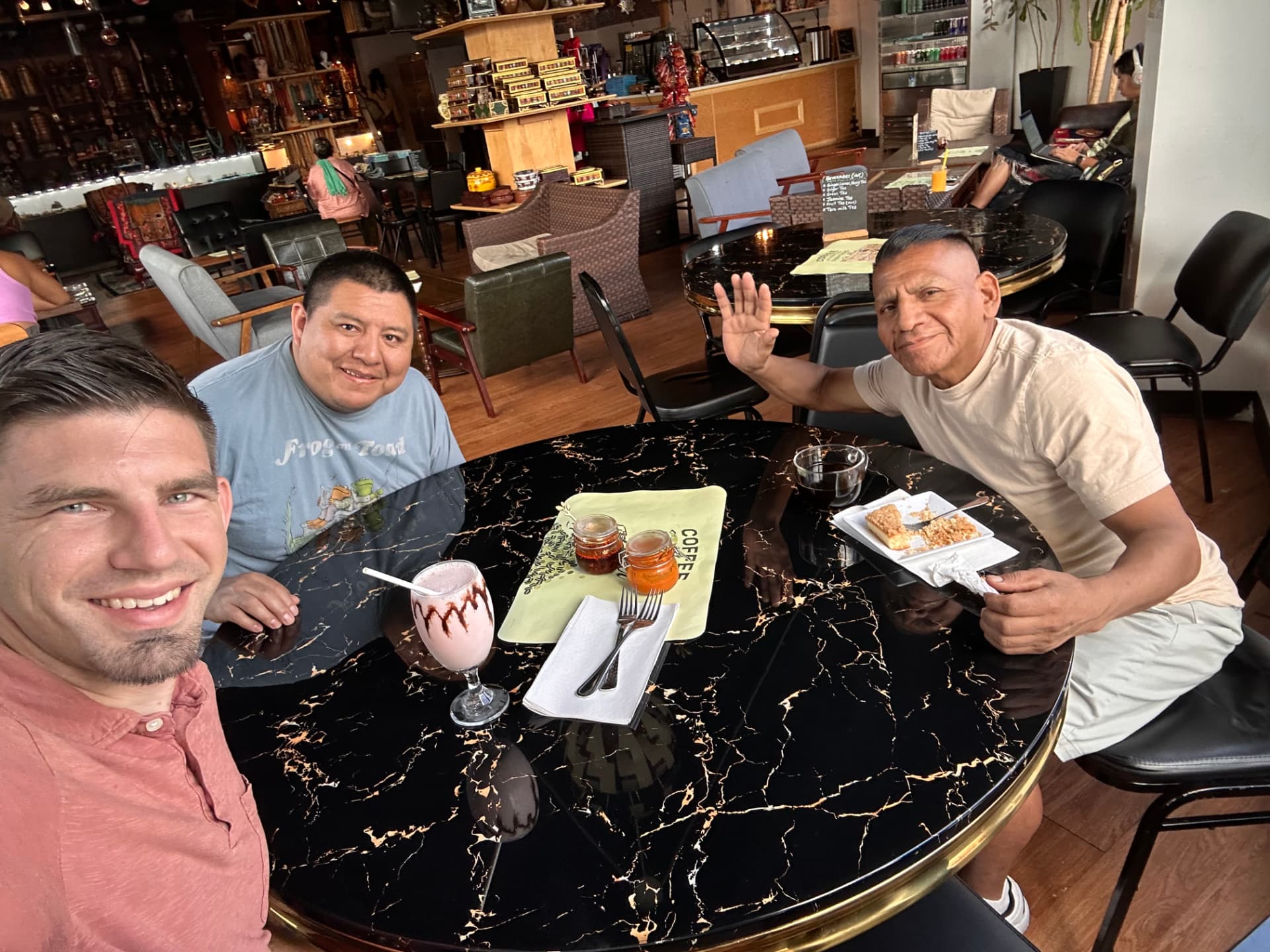 Tres hombres de la iglesia compartiendo una comida